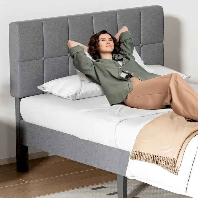 Lit plateforme tapissé de lin avec tête de lit réglable
