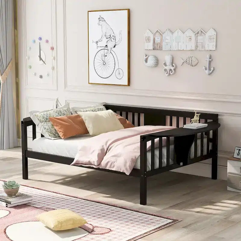 Lit de repos en bois avec petite table et sommier à lattes, pas besoin de sommier tapissier