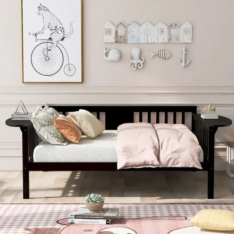 Lit de repos en bois avec petite table et sommier à lattes, pas besoin de sommier tapissier